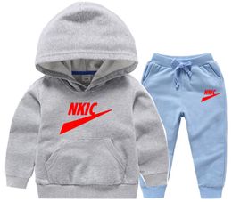 Conjunto de ropa para niños pequeños de 1 a 13 años, pantalones con capucha de manga larga con estampado de marca, traje de primavera a la moda para bebés