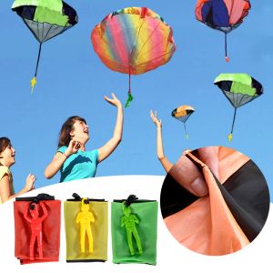 1/2 / 3pcs à main jetant des jouets volants en parachute pour les enfants en plein air drôle de parachute sportif sportif avec un mini soldat
