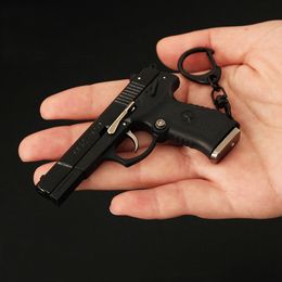 1: 3. Half Alloy Model Toy Gun Keychain QSZ92 Mini Pistolet de pendentif petit pistolet détachable Impossible de tirer