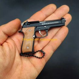 1: 3 M92 Modèle de pistolet en alliage Modèle de pistolet détachable Exquise Mini Mini Keychain Look Real Fake Gun Collection Fidget Toy Cadeaux pour les cadeaux d'anniversaire pour garçons adultes