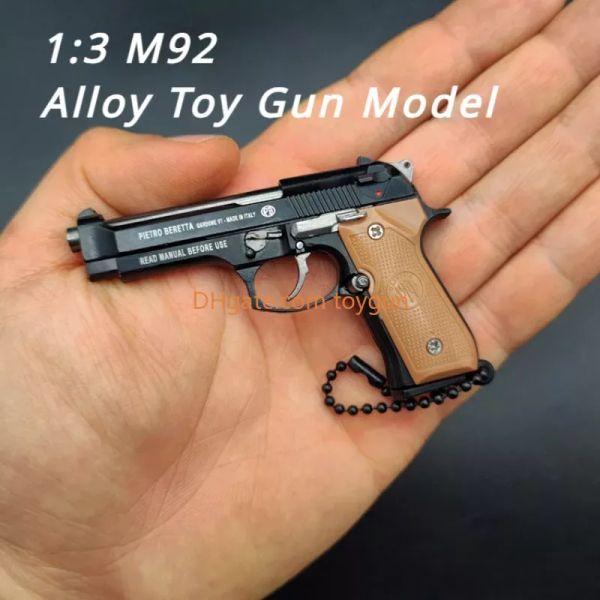 1: 3 M92 Modelo de pistola de juguete de aleación Mini llavero Mini Keychain Real Fake Gun Pubg Regalos para juguetes para niños para niños Regalos de cumpleaños para niños para adultos