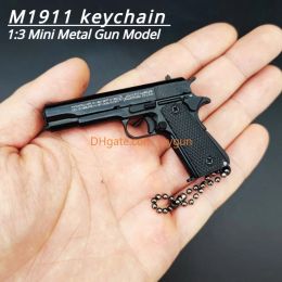 1: 3 Metal M1911 Colt Toy Gun Detachable Model Legering Keychain Look Look Real Exquisite Portable Decorations Collection Pubg Prop Fidgets Toy Birthday Cadeau voor jongens volwassen