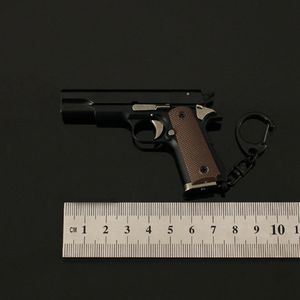 1: 3 klein pistoolmodel ornament afneembaar gooien shell 1911 sleutelhanger semi -legering game prop hanger kan niet schieten