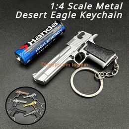 1: 4 Metal Desert Eagle Toy Gun Model Mini Alloy Keychain Look Real Collection Pubg Prop Creative Portable Hanging Gift Discompression Toy pour garçons Cadeaux d'anniversaire pour adultes