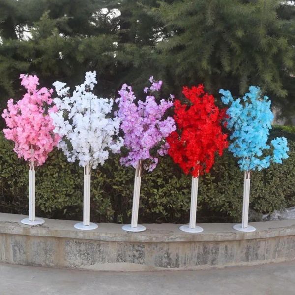 Árbol de cerezo en flor de 1,5 m de altura, camino de cerezo de hierro que conduce a estantes para simular accesorios de boda en flor de cerezo. LL