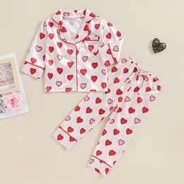 1-5y Saint Valentin Enfants Enfants pour garçons filles Pyjama sets coeur Impression de coeur bouton de satin à manches longues Shirtspants Nightwear 240418