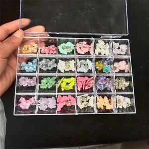 1 doos 3d Exquise Flower Butterfly Nail Charms Mixed Resin Rhinestones Kawai Accessoires voor acryl nagelkunst Decoraties Parts 240401