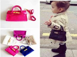 1 Famous Kids Handbags Toddler Baby Girls Girls Princess Purses Fashion Lichee Match Couleurs Couleurs Messenger Sacs Enfants Anniversaire GIF9890430