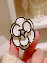 1 broche de ciudad de alta gama, conjunto de banquete de alta gama, broche de diseñador de moda, accesorios de mujer Camelia