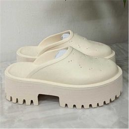 Diseñador de marca de lujo Plataforma de mujer sandalias perforadas zapatillas hechas de materiales transparentes moda sexy encantadora playa soleada mujer