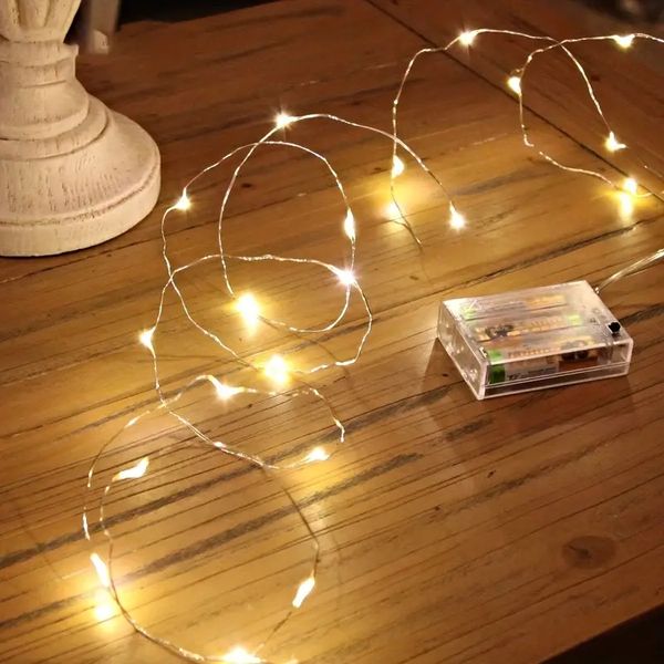 1 paquet de 50 guirlandes lumineuses LED – 5 mètres, alimentées par piles 3AA, parfaites pour Noël, les mariages, les fêtes, les vacances en famille, les réunions et plus encore – Toujours allumées