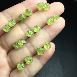 1 par Fengbaowu Natural Row Rough Peridot Pendiendo Ear, stud 925 Sterling Silver Reiki Healing Stone Jewelry Gift for Women 240522