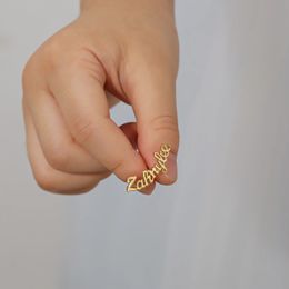1 par de pendientes personalizados de nombre personalizado para niños Gold Gold Mini Pendientes para el Nombre de la letra de la niña para niños Regalo de Navidad 240418