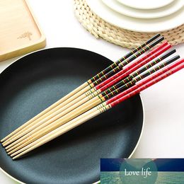 1 paar super lange bamboe eetstokjes kooknoedels diep gebakken warme pot traditionele chinese stijl restaurant huis keuken Producten