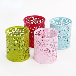 1 PC Metal Hollow Rose Flower Cylinder CIL CIL Soporte de soporte de bote Suministros estacionarios de la oficina