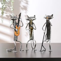 1 PCE Iron Musical Instrument Cat Metal Sculpture Carton animé Ornements décoratifs Ornements d'ornements en forme d'animal Han 240429