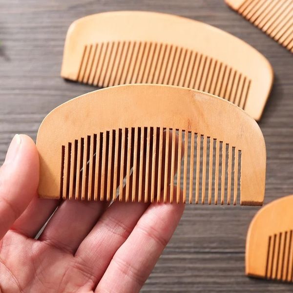 1 PCS Natural Peach Wood Cout Dientes cerrados Masaje de cabeza estatica Masaje Barba Barba Cabello Herramientas de madera Accesorios de belleza1.Para peine de durazno natural