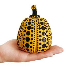 10 * 10 cm decoratieve objecten kusama yayoi mini pompoen speelgoed Japanse kunstenaar moderne sculptuur polka dot art home decoraties office arts ambachten bruiloft kerstcadeau