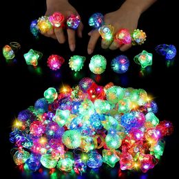 10/20/30/40/50/60pcs anneaux lumineux LED allument des anneaux lumineux jouets de faveur de fête Flash LED lumières brillent dans les fournitures de fête sombres 240118