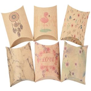 10 / 20pcs Kraft Paper Pillow Box Candy Boîte de mariage Favors Candy Candy Gift Packaging Boîte pour Baby Shower Birthday Party Gifts Bijoux DÉCOR