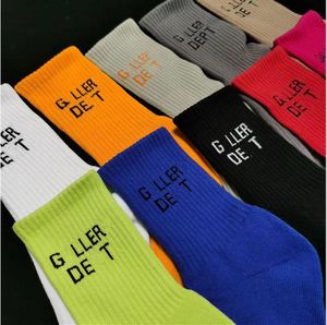 10 chaussettes en coton pour hommes et femmes paires chaussettes respirantes Alphabet classique mélangées avec des chaussettes de sport de basket-ball de Football