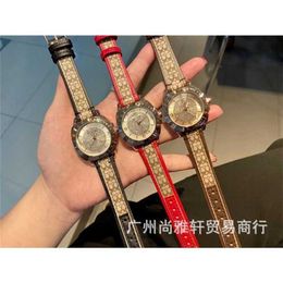 10% de descuento en reloj Reloj Kou Jia Man Tian Xing Lao Hua Disco de cuero Cinturón de cuarzo para mujer