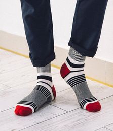 10 paires lot nouveau style marque mascules chaussettes colorées colorées à rayures en coton à rugniture de coton bon marché pour hommes heureux chaussettes calcitines hombre ho8720774