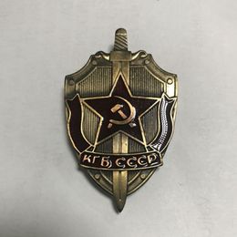 10 stuks GLOEDNIEUWE Rusland KGB Sovjet Staatsveiligheidscomité Badge Russisch embleem 53 MM SHPPING Medaille leger badge1825