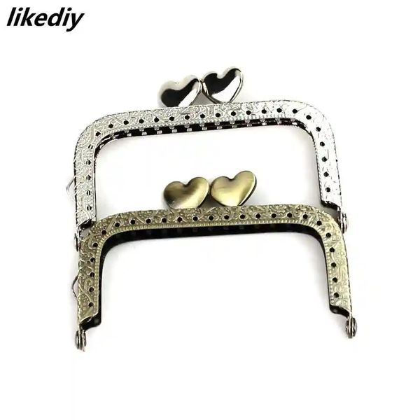 10 pcs / lot 8,5 cm Bronze / Silver Square Balossing Metal Frame Love Heart Kiss ClâT Handle pour le sac Accessoire 240401