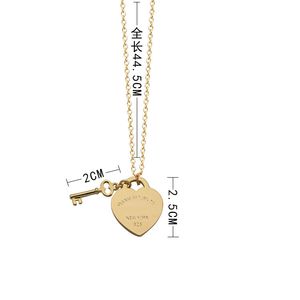 Bijoux d'usine de 10 ans en gros T lettre grand collier de couleur coeur clé avec sac à poussière adapté aux cadeaux de couples.