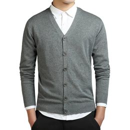 100% coton pull hommes à manches longues Cardigan hommes col en v chandails en vrac solide bouton ajustement tricot Style décontracté vêtements 240113