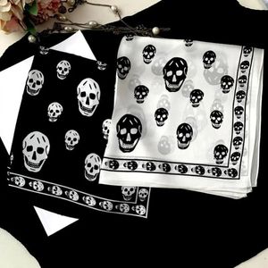 100% Mulberry Silk Necklerchief Scarf Vrouwen Luxe merk Skull Bandana Foulard Square Kerchief Ladies Hoofdkleding Haar Sjailves 240418