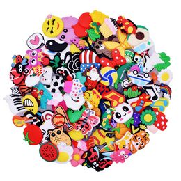 100 pc's willekeurige assortiment mengsel schoen Charms decoratie accessoires geschikt voor armband polsband jongens meisjes kinderen volwassenen