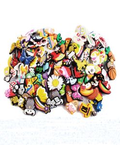 100 PCS Charmes de chaussures aléatoires pour accessoires jibz chaussures de dessin animé Accessoires Charms Fit Brif Bracelets Wristband Kids Gift2226977