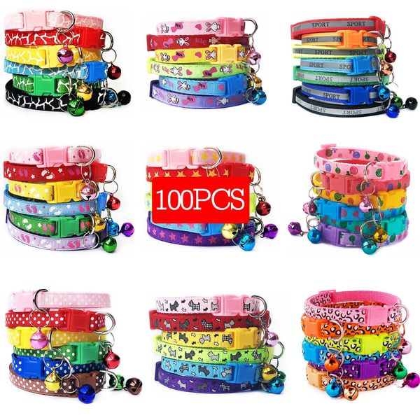 100 piezas al por mayor collares para perros con campanas collar ajustable para cachorro gatito hebilla impresa reflectante accesorios para mascotas suministros 240226