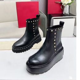 100% bottes courtes Chaussures de créateurs Cow Hide Shoe Backle Metal Femme Chaussures Talons épais Cuir High Talèled Rivet Rivet Lady Platform Boot Boot Boot 35-40-41 5