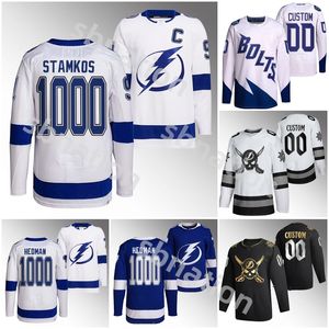 1000 Jeux de carrière Tampa Bays 91 Steven Stamkos 77 Victor Hedman Commémoratif Authentique Bleu Blanc Hockey Jersey Personnalisé Hommes Femmes Enfants Jeunes