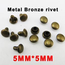 1000pcs 5mm * 5mm Bronze Tone Bronze Rivets en métal Boutons à coudre Accessoires de vêtements de marque Sac Rivet MR-019K