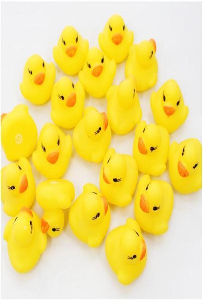 1000pcs Baby Bath Water Toy Toys sons de canards en caoutchouc jaunes baignoires enfants nagez les cadeaux de plage