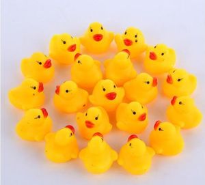 3000 stks / partij Groothandel Mini Rubber Bath Ducks Noise Maker PVC Duck met Sound Floating Snelle levering Zwemmen strand