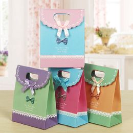 100 stks 3 Maten Lovely Craft Paper Gift Bag voor Candy Cookie Make-up met Handvat Kerst Bruiloft Bags Party Gunsten Packaging ZA0929