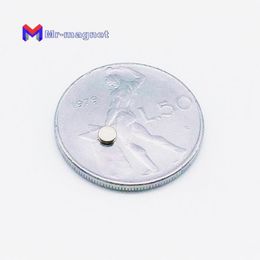 100 stks 4mm x 1mm kleine super sterke magneet krachtige neodymium zeldzame aarde ndfeb permanente magneten mini hoofdtelefoon luidspreker dunne schijf