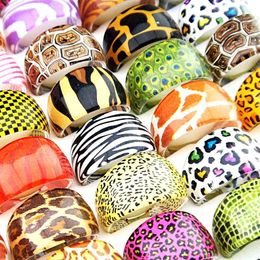 100 pièces bague Animal peau de léopard mélange résine anneaux pour hommes et femmes toute la mode fête mignon bijoux cadeau 253a