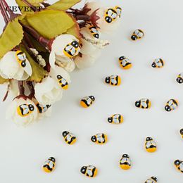 100 stks/zak Mini Bee Houten DIY Stickers Scrapbooking Pasen Decoratie Thuis Muur Decor Verjaardagsfeestje Decoraties