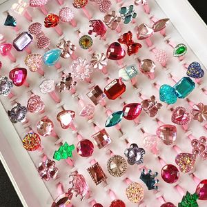100 pièces en vrac Lot enfants jouets anneaux cristal semblant jouer motif mixte bijoux accessoire anneau pour garçons filles habiller enfants cadeau W220423