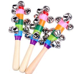 100 stks Kerst Party Gift Jingle Bells Houten Handvat Speelgoed 18 cm Rainbow Wood Handhold Rattles Bell Stick Children's Toy