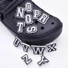 100 stcs Aangepaste zwarte witte letters PVC schoen Charms Shoecharm gespen mode -accessoires zacht rubber voor croc schoenen gemengd 26 -stijl