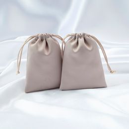 100pcs Logo personnalisé Champagne Bijoux de soie petits sacs-cadeaux satin cordonnage de satin Pouche d'emballage pour collier mariage favori