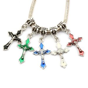 100 pièces émail jésus croix Crucifix pendentifs à breloque symbole chrétien alliage balancent perle pour la fabrication de bijoux collier Findings2858