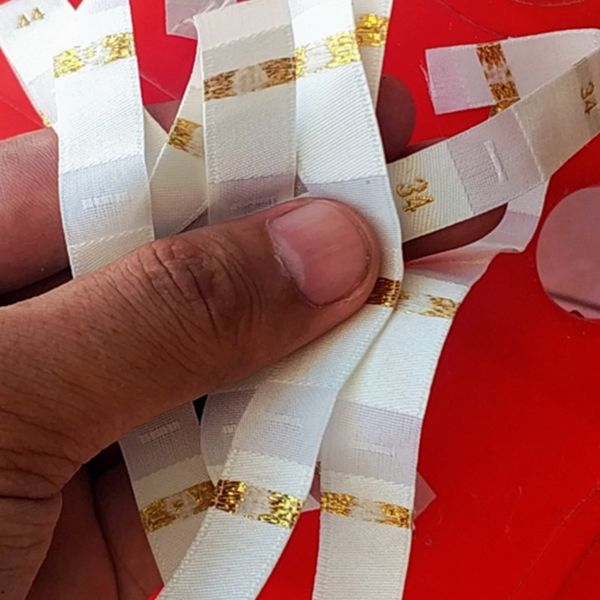 100pcs Golden Tailles Damass Polyester tissu tissu taille Étiquettes XS S M L XL XXL